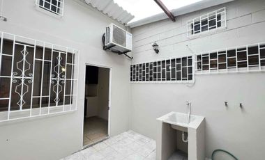 Venta de villa, una planta, 3 dormitorios en la Alborada XI, sector cerrado