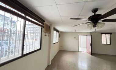 Venta de villa, una planta, 3 dormitorios en la Alborada XI, sector cerrado