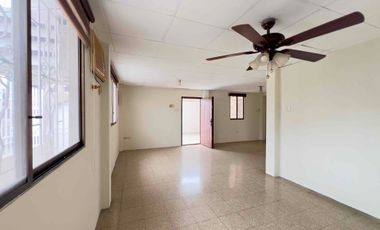 Venta de villa, una planta, 3 dormitorios en la Alborada XI, sector cerrado