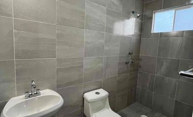 CASA EN RENTA DE 3 REC. TODAS CON BAÑO COMPLETO EN LAGOS DE PUENTE MORENO, EN CLUSTER CON ALBERCA $9,800