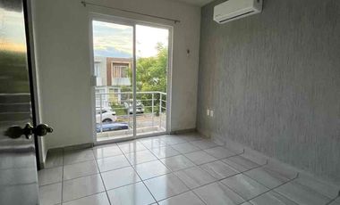 CASA EN RENTA DE 3 REC. TODAS CON BAÑO COMPLETO EN LAGOS DE PUENTE MORENO, EN CLUSTER CON ALBERCA $9,800