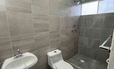 CASA EN RENTA DE 3 REC. TODAS CON BAÑO COMPLETO EN LAGOS DE PUENTE MORENO, EN CLUSTER CON ALBERCA $9,800