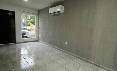 CASA EN RENTA DE 3 REC. TODAS CON BAÑO COMPLETO EN LAGOS DE PUENTE MORENO, EN CLUSTER CON ALBERCA $9,800