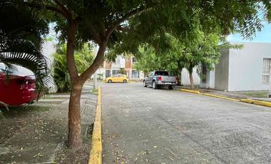 CASA EN RENTA DE 3 REC. TODAS CON BAÑO COMPLETO EN LAGOS DE PUENTE MORENO, EN CLUSTER CON ALBERCA $9,800