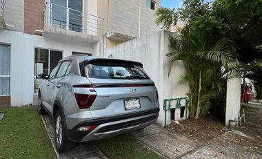 CASA EN RENTA DE 3 REC. TODAS CON BAÑO COMPLETO EN LAGOS DE PUENTE MORENO, EN CLUSTER CON ALBERCA $9,800