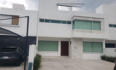 En renta linda casa en el Fracc. Lomas de Juriquilla, Querétaro, Qro.
