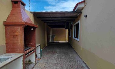 Casa esquinera con piscina en alquiler, Portal al Sol