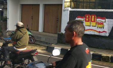 Dijual lahan dan bangunan rumah 2 lantai pinggir jalan raya