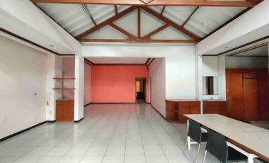 Rumah Mainroad JL.Riau cocok untuk Cafe / Kantor / Hotel, SHM