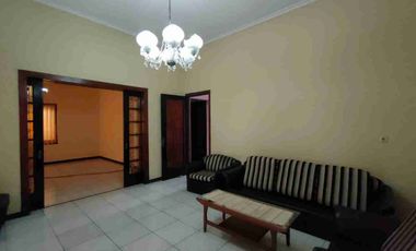 Rumah Mainroad JL.Riau cocok untuk Cafe / Kantor / Hotel, SHM