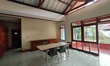 Rumah Mainroad JL.Riau cocok untuk Cafe / Kantor / Hotel, SHM