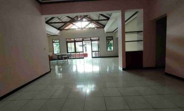 Rumah Mainroad JL.Riau cocok untuk Cafe / Kantor / Hotel, SHM
