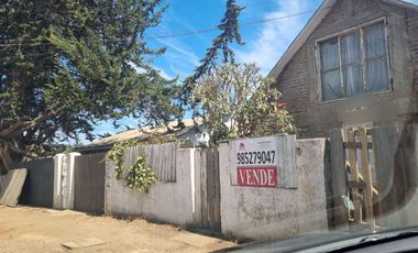 VENDE CASA COM AMPLIO SITIO EN PLENO CENTRO PICHILEMU