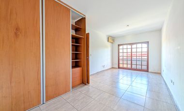 VENTA- Casa de 4 dormitorios, cochera, terraza y patio con pileta