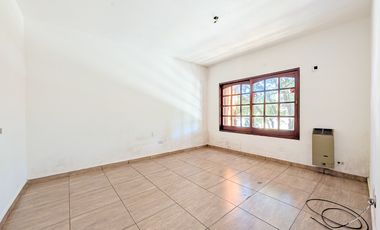 VENTA- Casa de 4 dormitorios, cochera, terraza y patio con pileta
