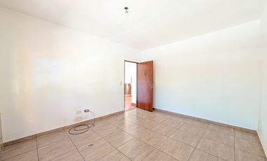 VENTA- Casa de 4 dormitorios, cochera, terraza y patio con pileta