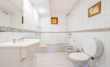 VENTA- Casa de 4 dormitorios, cochera, terraza y patio con pileta