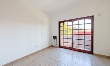 VENTA- Casa de 4 dormitorios, cochera, terraza y patio con pileta