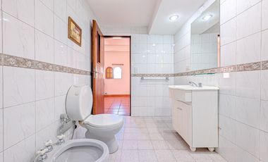 VENTA- Casa de 4 dormitorios, cochera, terraza y patio con pileta