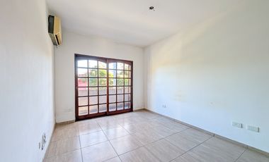 VENTA- Casa de 4 dormitorios, cochera, terraza y patio con pileta