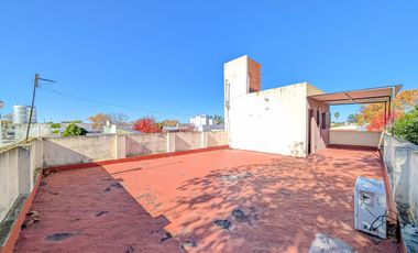 VENTA- Casa de 4 dormitorios, cochera, terraza y patio con pileta