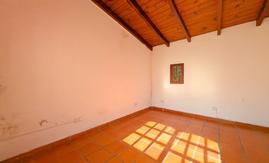 VENTA- Casa de 4 dormitorios, cochera, terraza y patio con pileta