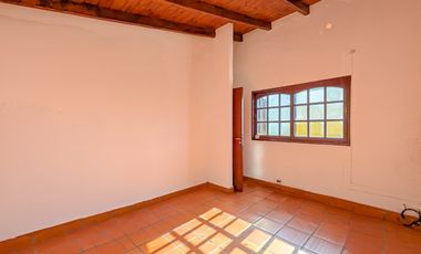 VENTA- Casa de 4 dormitorios, cochera, terraza y patio con pileta