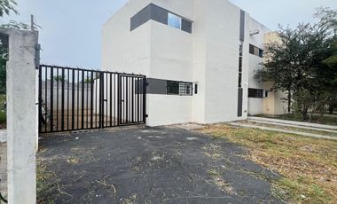 Casa en esquina con terreno excedente en Vistas del Río