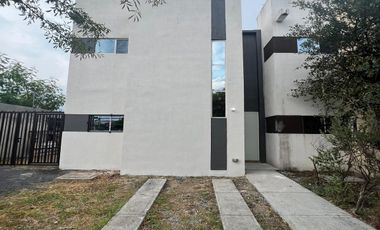 Casa en esquina con terreno excedente en Vistas del Río