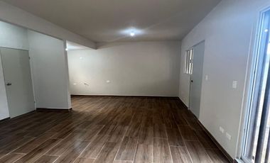 Casa en esquina con terreno excedente en Vistas del Río