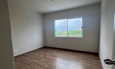 Casa en esquina con terreno excedente en Vistas del Río