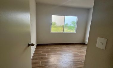 Casa en esquina con terreno excedente en Vistas del Río