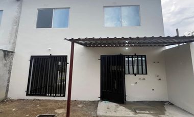 Casa en esquina con terreno excedente en Vistas del Río