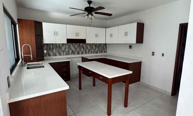 Casa en venta dentro de frac privado  lomas verdes zona sur pte de la ciudad