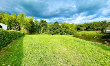 Majestuoso lote de 3000 m2 con vista al lago y al bosque en Malabar Condominio Campestre. Cerritos. Pereira