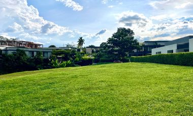 Majestuoso lote de 3000 m2 con vista al lago y al bosque en Malabar Condominio Campestre. Cerritos. Pereira