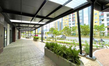 Extraordinario local con 33 m2 internos y 12 m2 de terraza en Koa Mall en la Macarena. Dosquebradas.