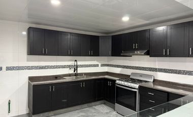 CASA EN RENTA EN CACALOMACAN, TOLUCA, EN PRIVADA CON  CASETA DE VIGILANCIA, EN EL PRIMER CUADRO