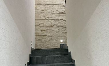 CASA EN RENTA EN CACALOMACAN, TOLUCA, EN PRIVADA CON  CASETA DE VIGILANCIA, EN EL PRIMER CUADRO