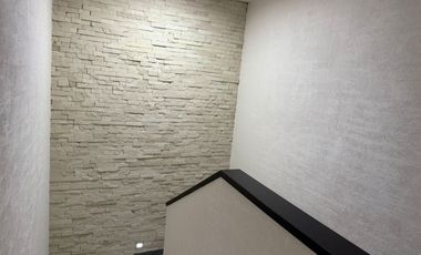 CASA EN RENTA EN CACALOMACAN, TOLUCA, EN PRIVADA CON  CASETA DE VIGILANCIA, EN EL PRIMER CUADRO