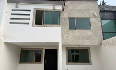 CASA EN RENTA EN CACALOMACAN, TOLUCA, EN PRIVADA CON  CASETA DE VIGILANCIA, EN EL PRIMER CUADRO