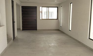 CASA EN RENTA EN CACALOMACAN, TOLUCA, EN PRIVADA CON  CASETA DE VIGILANCIA, EN EL PRIMER CUADRO