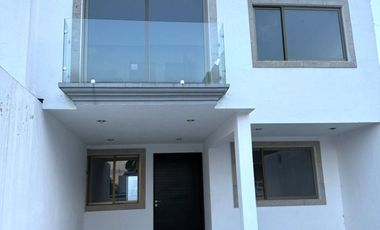 CASA EN RENTA EN CACALOMACAN, TOLUCA, EN PRIVADA CON  PORTON ELECTRICO, EN EL PRIMER CUADRO