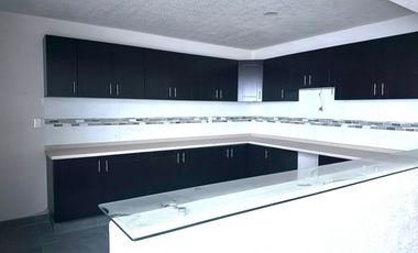 CASA EN RENTA EN CACALOMACAN, TOLUCA, EN PRIVADA CON  PORTON ELECTRICO, EN EL PRIMER CUADRO