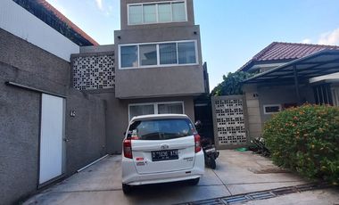 RUMAH INDUSTRIAL DI CIGADUNG DAGO BANDUNG Desain Unik dan Lokasi Strategis