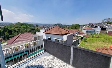 RUMAH INDUSTRIAL DI CIGADUNG DAGO BANDUNG Desain Unik dan Lokasi Strategis