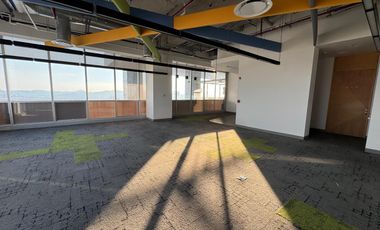 SE RENTA OFICINA TORRE NATYVO ANGELOPOLIS PISO 23 523 M2