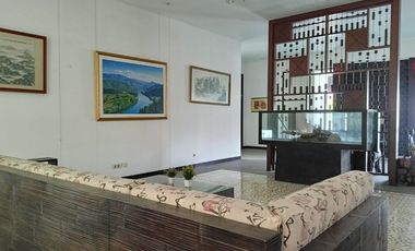 Rumah ex kantor Pluit luas 1.328 m, parkiran luas, rapi