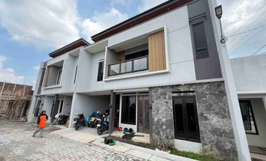 Rumah Modern 2 Lt Seharga 1 Lt Dekat Goro Assalam dan UMS di Skh