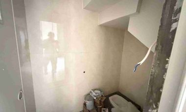 Rumah Modern 2 Lt Seharga 1 Lt Dekat Goro Assalam dan UMS di Skh